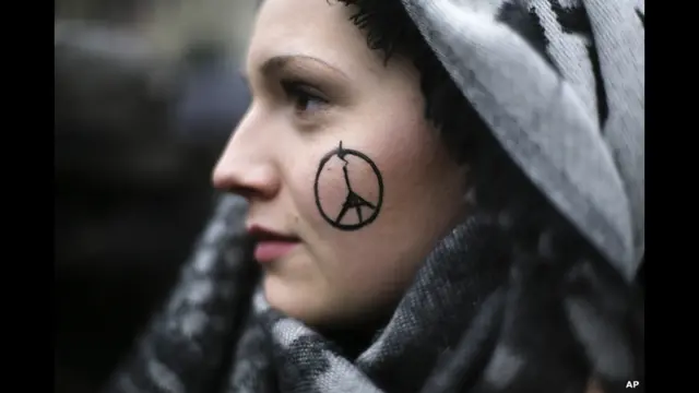 Nghệ sĩ Pháp Jean Jullien vẽ biểu tượng "Hòa bình cho Paris" trên trang cá nhân trên mạng xã hội và biểu tượng này đã nhanh chóng được sử dụng như tượng trưng cho tình đoàn kết. Một phụ nữ có mặt trước cửa Đại sứ quán Pháp ở Berlin, Đức, đã vẽ biểu tượng này trên mặt mình.