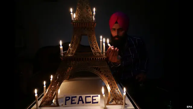 Nghệ nhân gấp giấy Ấn Độ, Gurpreet Singh, đã làm một Tháp Eiffel cao hơn 1.2m để bày tỏ lòng thương tiếc của cá nhân ông với các nạn nhân.