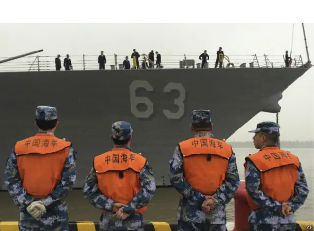 美国导弹驱逐舰史塔森号周一到上海进行访问，史塔森号在中国海军人员注视下靠岸