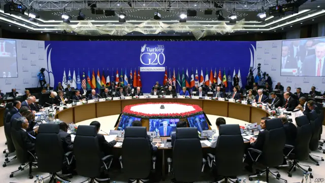 Các nhà lãnh đạo thế giới dự phiên làm việc thứ hai tại Hội nghị thượng đỉnh G20 tại khu nghỉ Antalya ở vùng Địa Trung Hải thuộc Thổ Nhĩ Kỳ đã tham gia phút mặc niệm trên toàn châu Âu vào trưa ngày thứ Hai 16/11, giờ Pháp, để tượng niệm các nạn nhân.