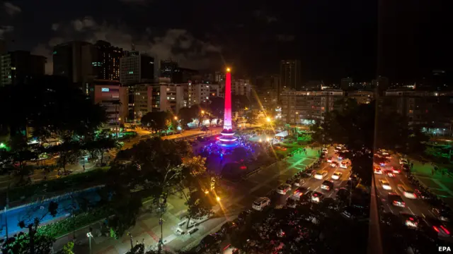 Nhiều quốc gia tiếp tục bày tỏ sự ủng hộ của mình bằng việc chiếu sáng các tòa nhà có tính biểu tượng tại nước mình bằng ánh đèn ba màu cờ Pháp. Đây là tòa Plaza Francia tại thủ đô Caracas của Venezuela.