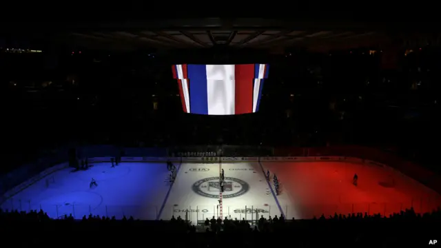 Ba màu cờ Pháp cũng được chiếu lên sân băng ngay trước khi diễn ra trận khúc quân cầu trên băng giữa đội New York Rangers và đội the Toronto Maple Leafs, tại thành phố New York, Hoa Kỳ.