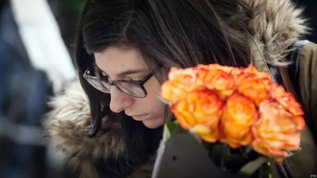 پیرس میں ہونے والے حملوں کے بعد وہاں کے عوام کے ساتھ اظہار یک جہتی کے لیے پورے یورپ میں ایک منٹ کی خاموشی اختیار کی گئی۔