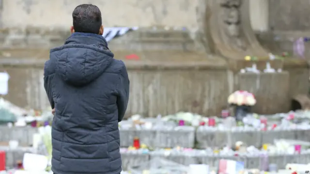 ان حملوں میں پیرس کے چھ مقامات کو نشانہ بنایا گیا تھا جس کے نتیجے میں 129 افراد ہلاک اور تین سو سے زائد زخمی ہوئے۔