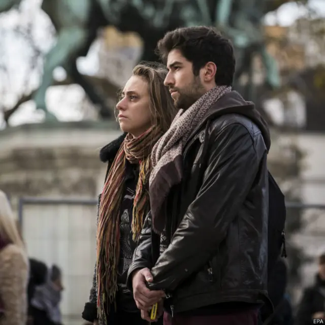 فرانس کے وزیر اعظم مینوئل والس نے کہا ہے کہ فرانسیسی حکام کے علم میں ہے کہ مزید دہشت گردی کے حملوں کی منصوبہ بندی کی جا رہی ہے اور پیرس حملوں کی منصوبہ بندی شام میں کی گئی تھی۔