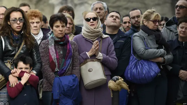 گذشتہ روز بھی پیرس کے مختلف مقامات پر متاثرین سے اظہار یک جہتی کے لیے دعائیہ تقریبات کا اہتمام بھی کیا گیا تھا۔