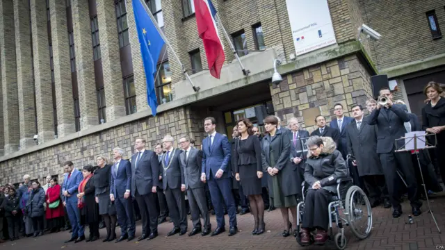 ہالینڈ کے شہر دا ہیگ میں فرانسیسی سفارت خانے میں منعقدہ تقریب میں ہالینڈ کے حکومتی ارکان نے شرکت کی۔