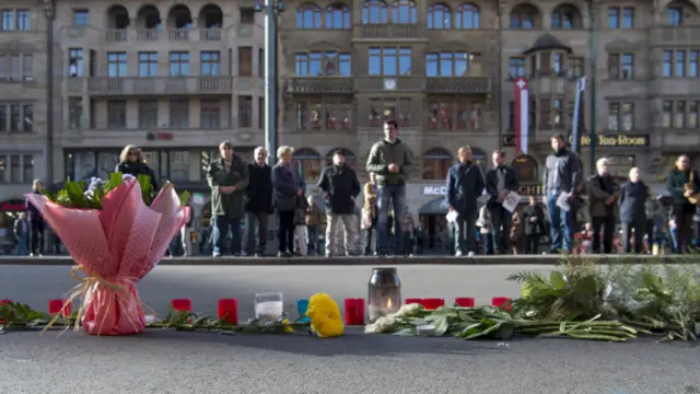 سوئٹزرلینڈ کے شہر بازل میں پیرس حملوں میں ہلاک ہونے والوں کی یاد میں لوگوں نے ایک منٹ کی خاموشی اختیار کی۔ 