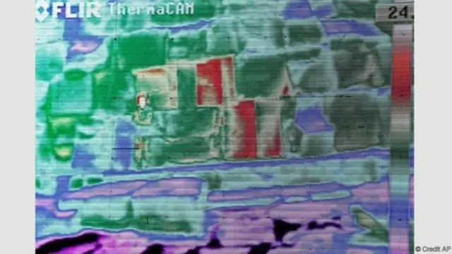 Termal kameralar, piramitlerin dış kısımlarındaki bazı taşların (kırmızı renkli) diğerlerinden daha sıcak olduğunu gösteriyor. (AP)