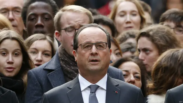 فرانس کے صدر فرانسوا اولاند کی قیادت میں پیرس حملوں میں ہلاک ہونے والے افراد کی یاد میں گرینج کے معیاری وقت کے مطابق صبح 11 بجے ایک منٹ کے لیے خاموشی اختیار کی گئی۔