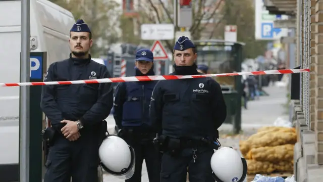 Anggota kepolisian melakukan penjagaan di Brussel, Senin (16/11).