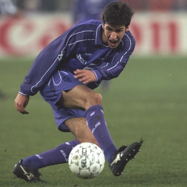 Raúl debutó a los 17 años con el Real Madrid en 1994 y desde el comienzo su figura comenzó a ser sinónimo del conjunto blanco.