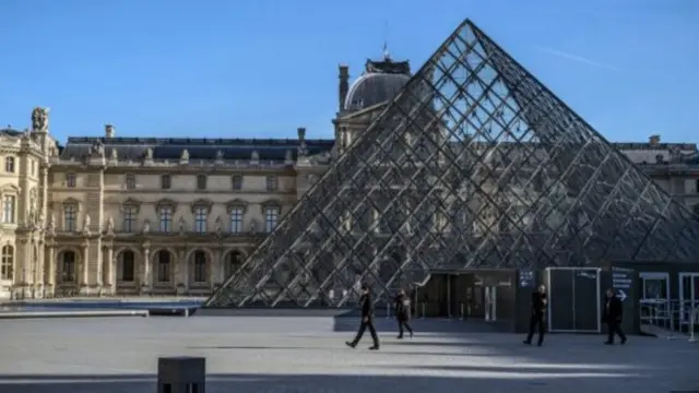 متحف اللوفر يضم لوحة الموناليزا الشهيرة لليوناردو دافنشي