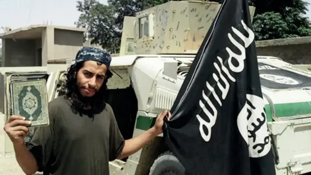 Abaadou en una imagen de la revista online de Estado Islámico.