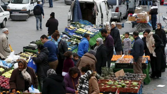 Abaaoud lớn lên tại Molenbeek, nơi có đông người nhập cư Ả rập, tỷ lệ thất nghiệp cao và điều kiện ăn ở chật chội, đông đúc