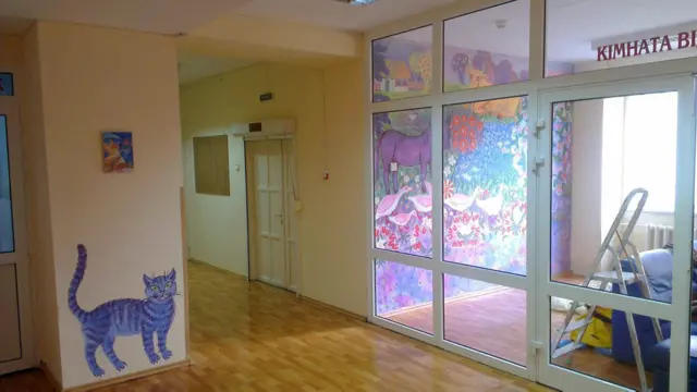 Вони домовляються з керівництвом медзакладів і розмальовують стіни барвистими малюнками. 
