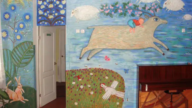 Команда розписала вже три лікарні і один садочок. 