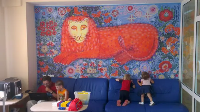 Українські дитячі лікарні - не найвеселіше місце на землі. Київська художниця Галина Гєдзєвіч разом з мандрівником і активістом Валерієм Кришнем вирішили змінити це. 