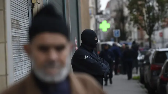 Operação policial tomou contaonebet fora do arMolenbeek nesta segunda-feira para tentar encontrar suspeitosonebet fora do arorquestrar atentados