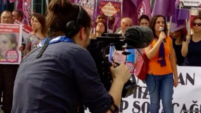 Yönetmen Chloe Fairweather Tarsus'ta bir eylemi filme alıyor.