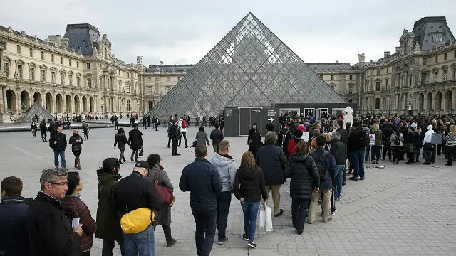 متحف اللوفر أغلق نشاطه في عطلة نهاية الأسبوع حدادا وطنيا لمدة ثلاثة أيام