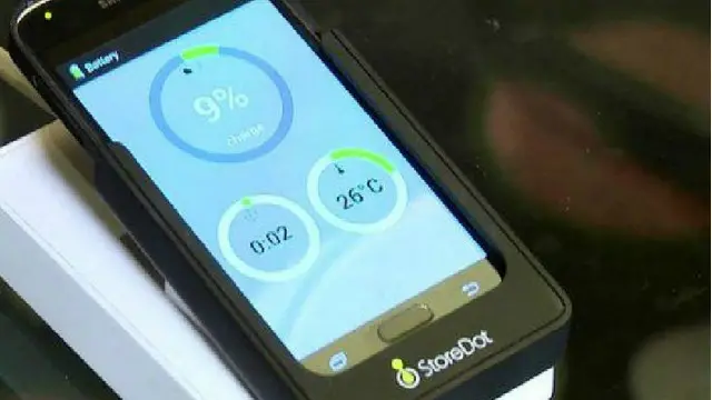 رئيس شركة ستوريدوت الإسرائيلية للتكنولوجيا دورون مايرسدورف يعرض جهاز بطاريته سريعة الشحن