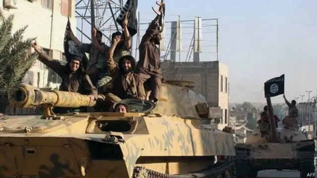 Боевики ИГ на захваченном танке