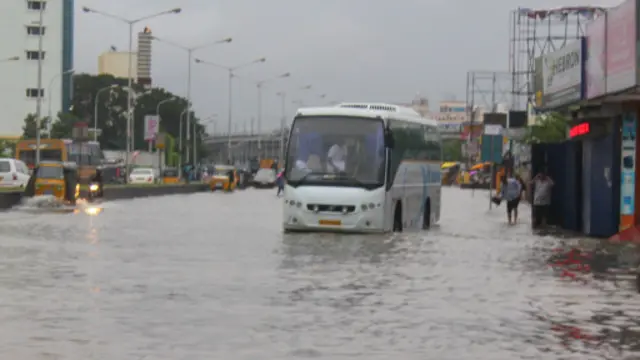ஏரிகள் முன்னறிவிப்பின்றி திறந்துவிடப்பட்டதால் பல முக்கியச் சாலைகள் நீரில் மூழ்கின.