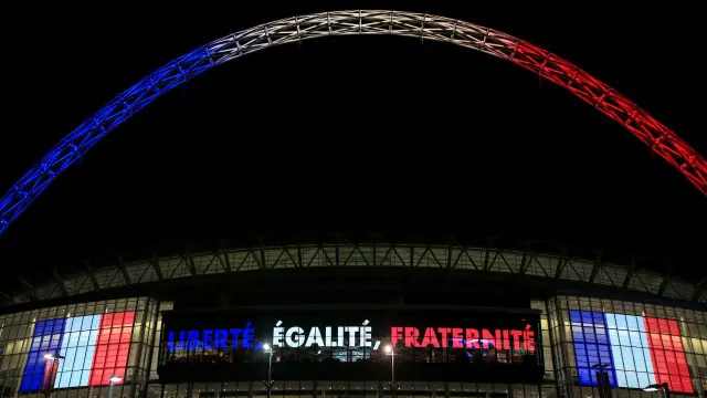 Các màn hình bên ngoài sân vận động Wembley Stadium chiếu sáng sắc màu cờ Pháp, thể hiện tinh thần 'Tự do, Bình đẳng, Bác ái'