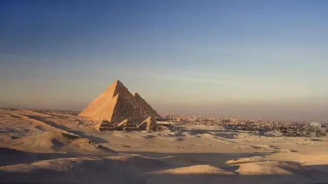 تتسم الأهرامات بأهمية بالغة تجعل أي اقتراح باقتحام غرفها أو أنفاقها الداخلية عنوة أمرا غير مسؤول.