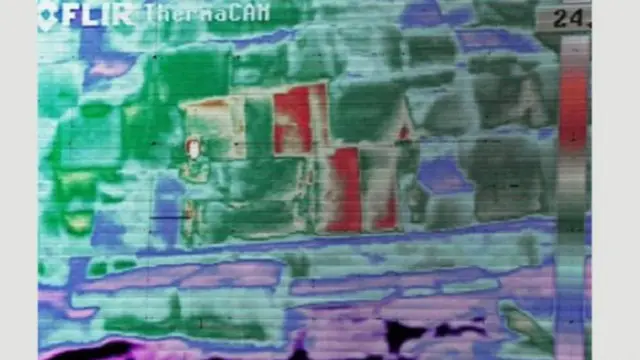 يكشف التصوير الحراري عن أن بعضاً من الأحجار الواقعة في واجهة الأهرامات (وهي تلك التي تظهر باللون الأحمر) أكثر حرارة من غيرها