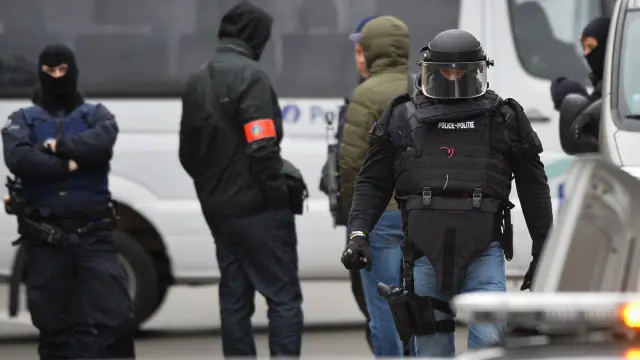 比利时警方在首都布鲁塞尔的莫伦比克区（Molenbeek）开展搜捕行动。