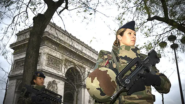 فرانس میں ہنگامی حالات کے نفاذ کے ساتھ ہی سکیورٹی بہت سخت کر دی گئی ہے۔ پولیس جہاں چاہے شک کی بنیاد پر تلاشی لے سکتی ہے اور مشتبہ افراد کو حراست میں لے سکتی ہے