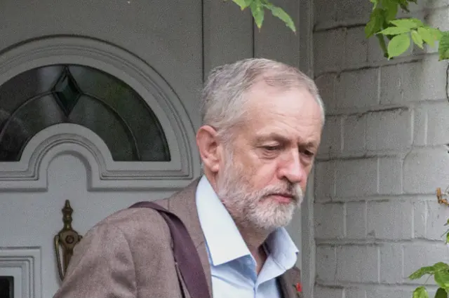 Лидер Лейбористской партии Джереми Корбин выходит из своего дома (фото 1 ноября)