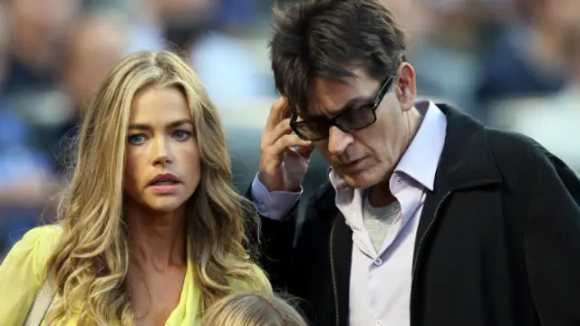 Denise Richards acusó a Sheen de haber abusado de ella física y verbalmente.