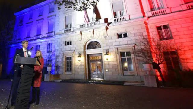 جان کری نورافشانی ساختمان سفارت آمریکا در پاریس را روشن کرد