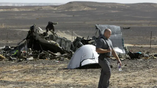 Bom itu meledak pada 31 Oktober dan menghancurkan pesawat, yang disebutnya menjelaskan kenapa potongan badan pesawat terpencar kemana-mana.