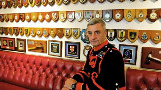 伦敦塔首席卫士艾伦·金肖特（Alan Kingshott）坐在伦敦塔私人酒吧——伦敦塔卫士俱乐部中。（图片来源：李约翰（John Lee））