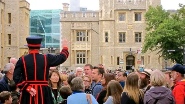  伦敦塔卫士引导的导览旅行，旅游团最多可有 250 人（图片来源：李约翰（John Lee））