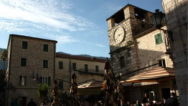 Kotor şəhərinin qədim hissəsinə əsas qapıdan girdikdən sonra çoxsaylı turistlərlə qarşılaşırsan. Mövsüm olmadığına baxmayaraq, şəhərdə çoxsaylı turist dolaşır. Turistlərin əksəriyyəti müntəzəm kruiz gəmiləri ilə səyahət edir.