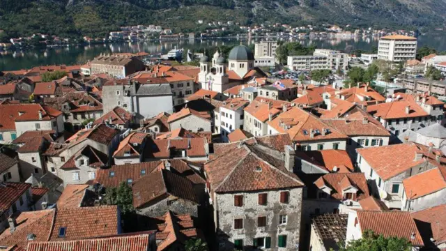 Adriatik Dənizindəki eyni adlı körfəzin sahillərində yerləşən Kotor şəhəri özünün Katolik və Provaslav kilsələri ilə zəngindir.
