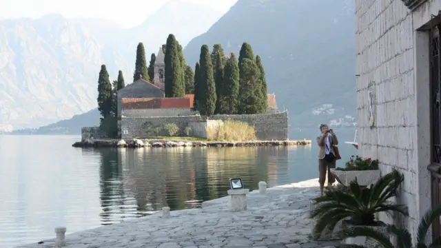 Perastın sahilində iki kiçik ada - Müqəddəs Corc (Sveti Dorde) və Bizim Qayaların Xanımı (Gospa od Skrpjela) adaları yerləşir. Təbii ada olan Müqəddəs Corcda 12-ci əsrə aid monastır var.