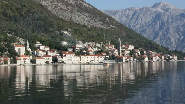 Kotor körfəzində yerləşən və özünə turist cəlb edən qədim şəhərlərdən biri də Perastdır. Kilsələrlə zəngin kiçik şəhər tarixən müxtəlif imperiyaların hücumuna məruz qalıb.
