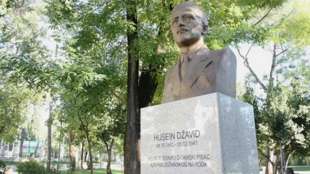 Şəhər mərkəzində yerləşən Kral Parkı Azərbaycan hökumətinin dəstəyi ilə yenidən qurulub. Parkda tanınmış azərbaycanlı şair Hüseyn Cavidin büstü ucalır.