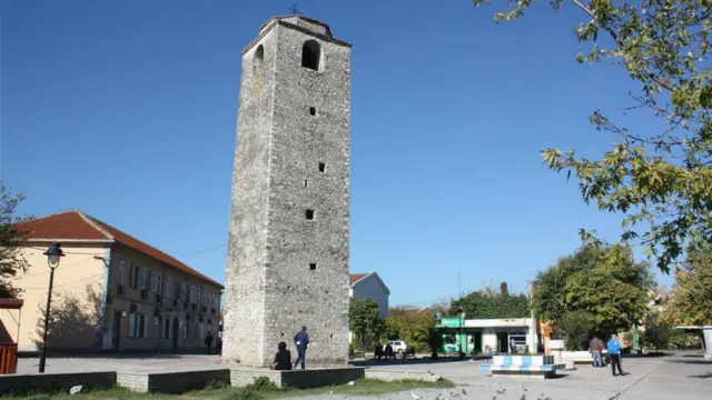 Ölkə paytaxtı Podqoritsanın Becir Beg Osmanagic meydanında yerləşən Saat Qülləsi İkinci Dünya Müharibəsi bombardmanından salamat çıxmış Osmanlı dövrünə aid azsaylı abidələrdəndir.