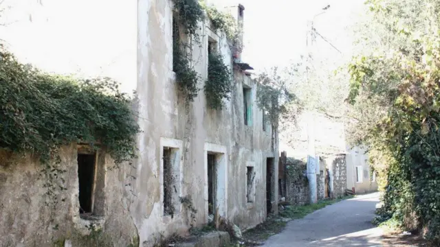 Podgoritsanın qədim məhəlləsində dar, əyrü-üyrü, səkisiz küçələrlə yeridikcə, köhnə, yarıuçuq binalarla rastlaşmaq mümkündür.