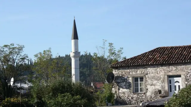 Podqoritsa 1878-ci ilə qədər Osmanlı İmperiyasının tərkibində olub. Şəhərin qədim hissəsində yerləşən iki məsciddən biri olan Osmanagic Məscidi 18-ci əsrdə Hacı Mehmed paşa Osmanagic tərəfindən tikilib. Müharibədən sonra dağılsa da, sonradan bərpa edilib.