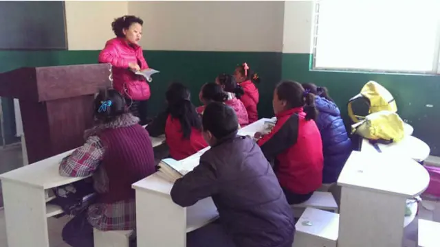 汤崇雁为福利院上课