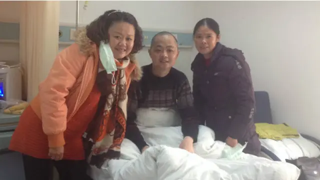 汤崇雁（左）与白血病患者颜地震和他的妻徐规划