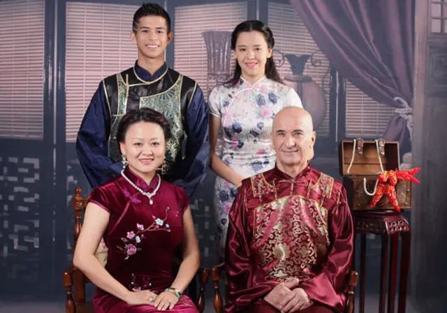 汤崇雁一家四口合影